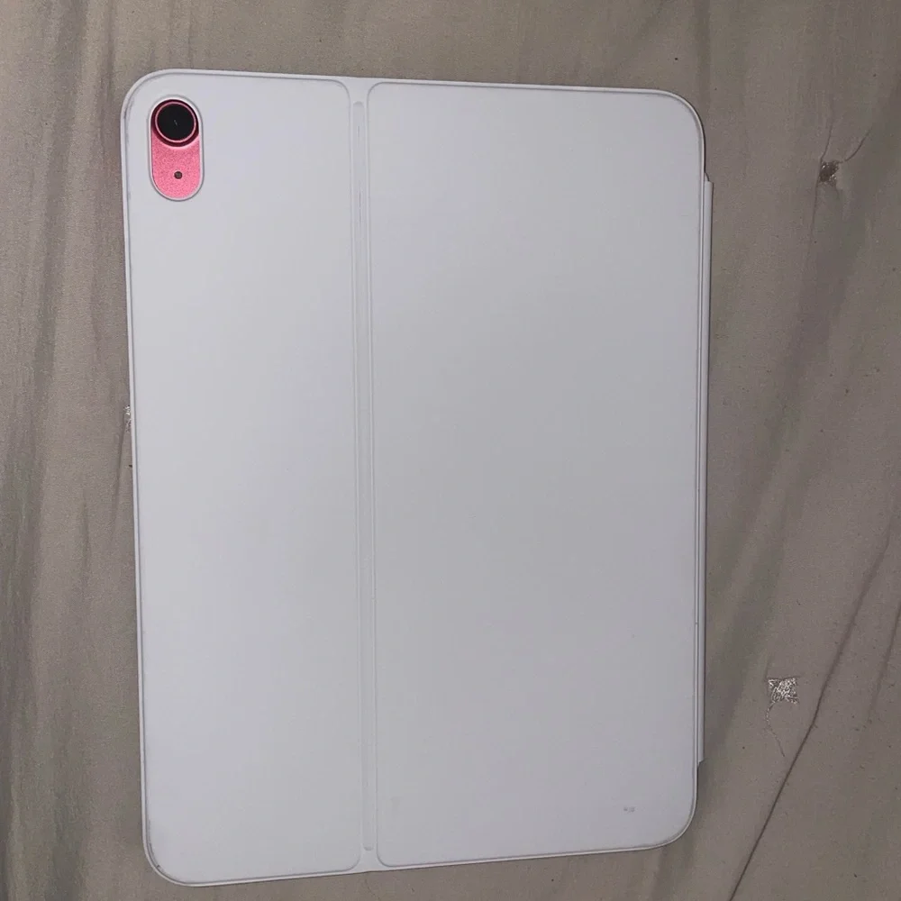 Apple Magic Key Board IPad 10th Generation (iPad not included)